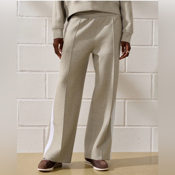 Abercrombie & Fitch Pants - Abercrombie YPB neoKNIT Wide Leg Sweatpant Size Small